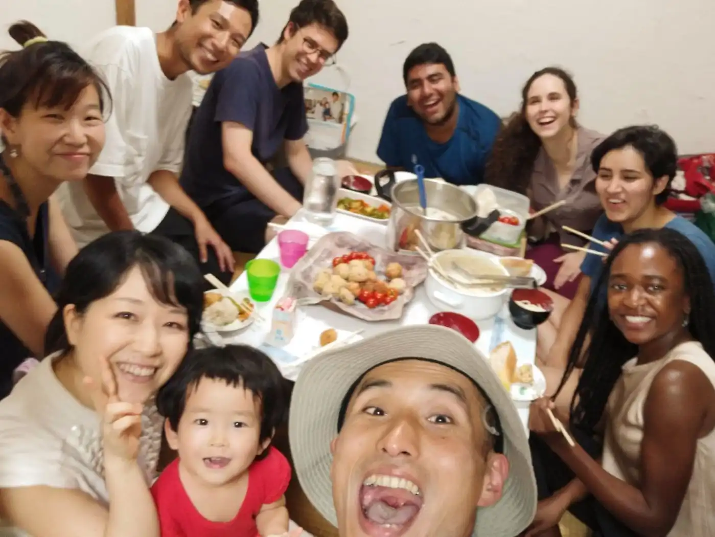 海、山与自然材料环绕的生活