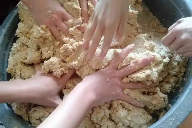 2月：制作味噌与发酵食品