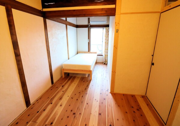 Room202 ベッド【神戸シェアハウス和楽居グランブルー】