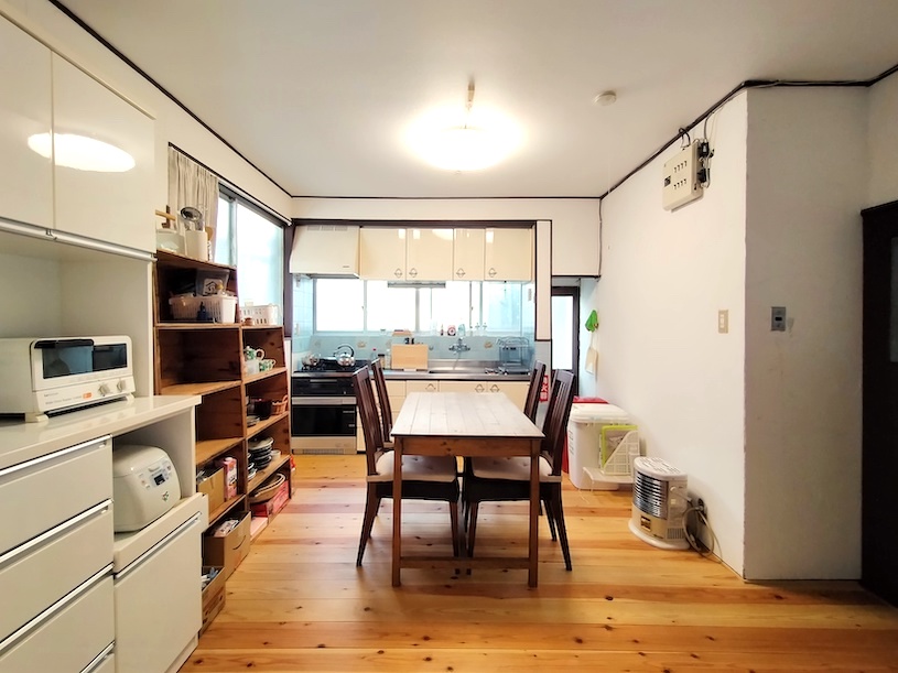 Kitchen: seen from the living room side 