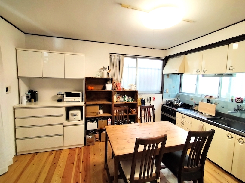 Dining kitchen: plenty of storage space 