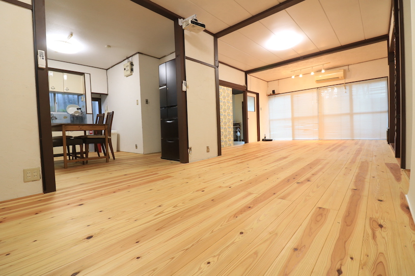 The opening to the living room and kitchen. 