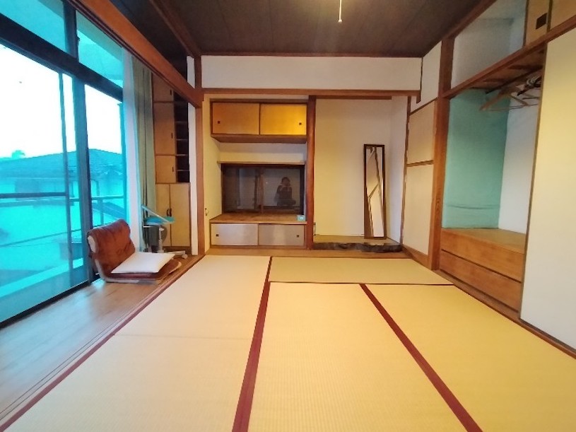 204 東から西向きに撮影。6畳+縁側付き和室。押し入れ大。板間、床間あり。