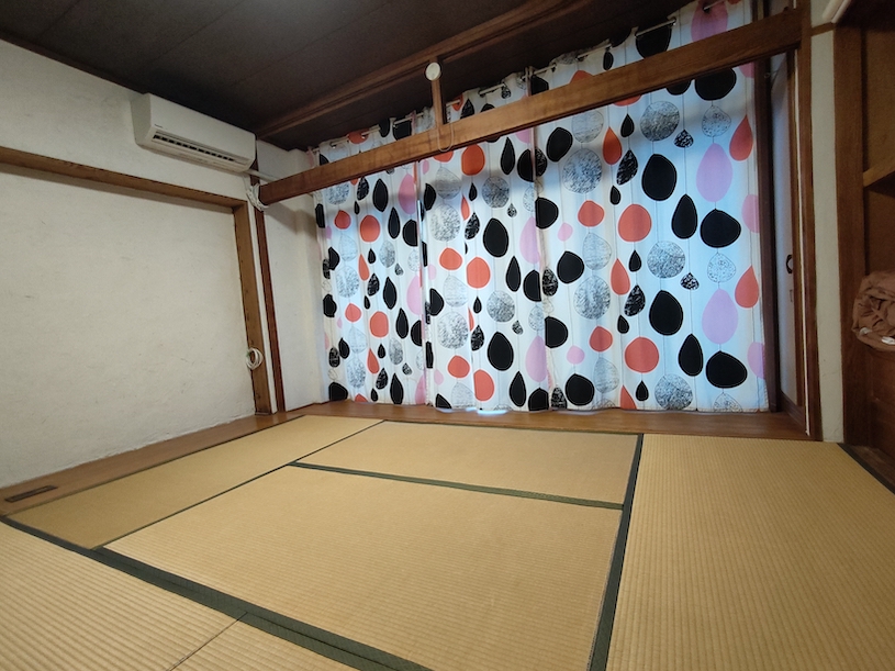 202　部屋全体。カーテン閉じた状態。北から南向きに撮影。
