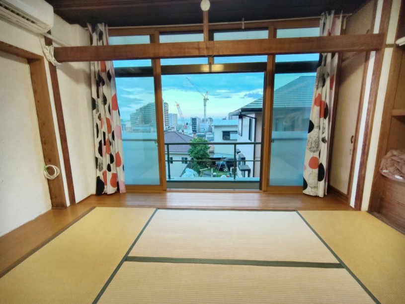 202　部屋全体1。北から南向きに撮影。