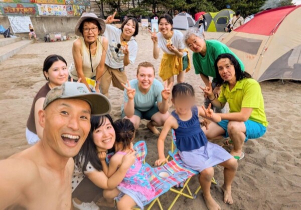 林崎松江海岸で海水浴とBBQを楽しむ神戸シェアハウス和楽居の多世代・多国籍メンバー