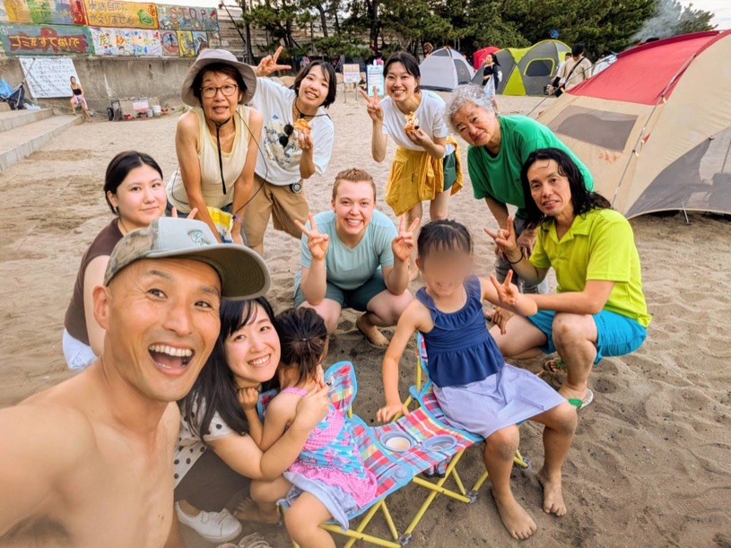 林崎松江海岸で海水浴とBBQを楽しむ神戸シェアハウス和楽居の多世代・多国籍メンバー