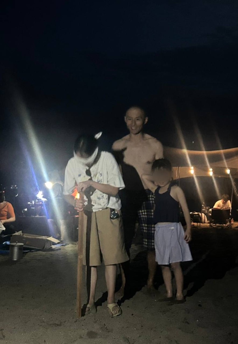 林崎松江海岸の夜に海遊びを楽しむ神戸シェアハウス和楽居のメンバー