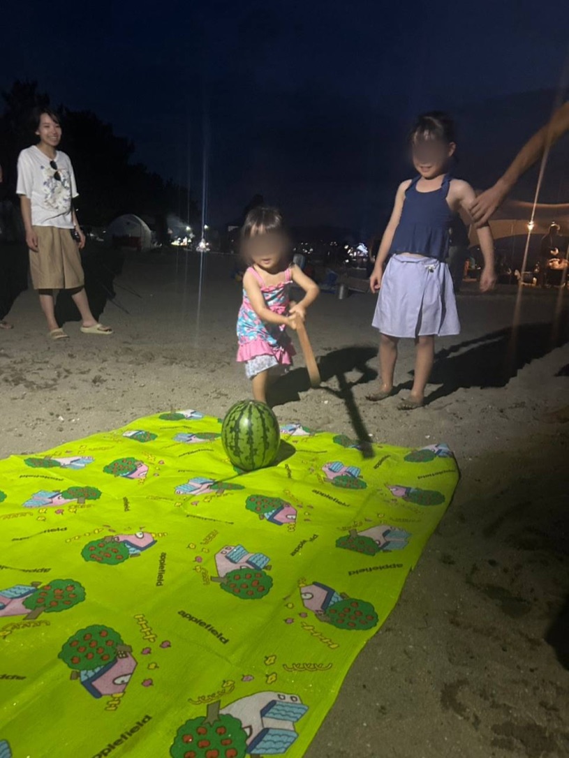 林崎松江海岸で子どもたちが挑戦する夏のスイカ割り