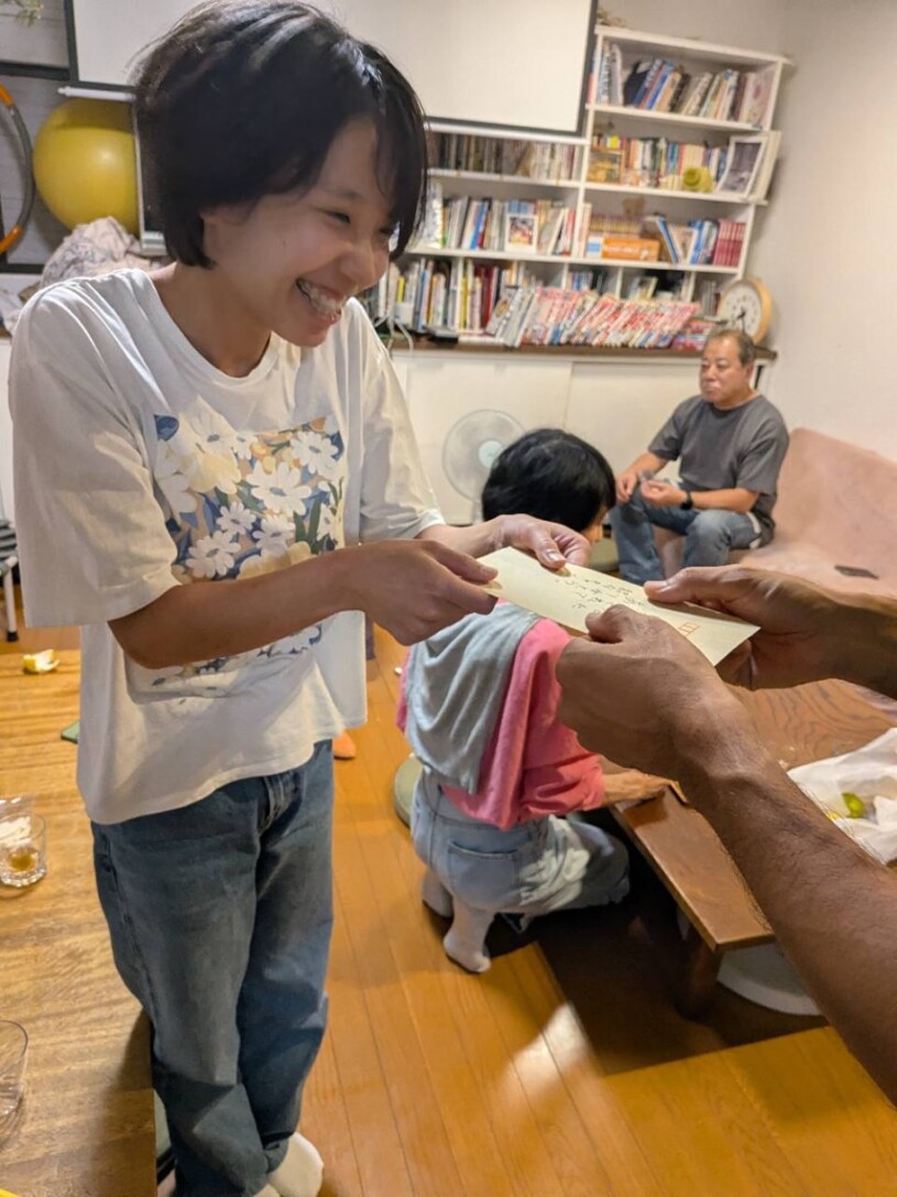 紹介キャンペーンの1万円を満面の笑顔で受け取る Yちゃん