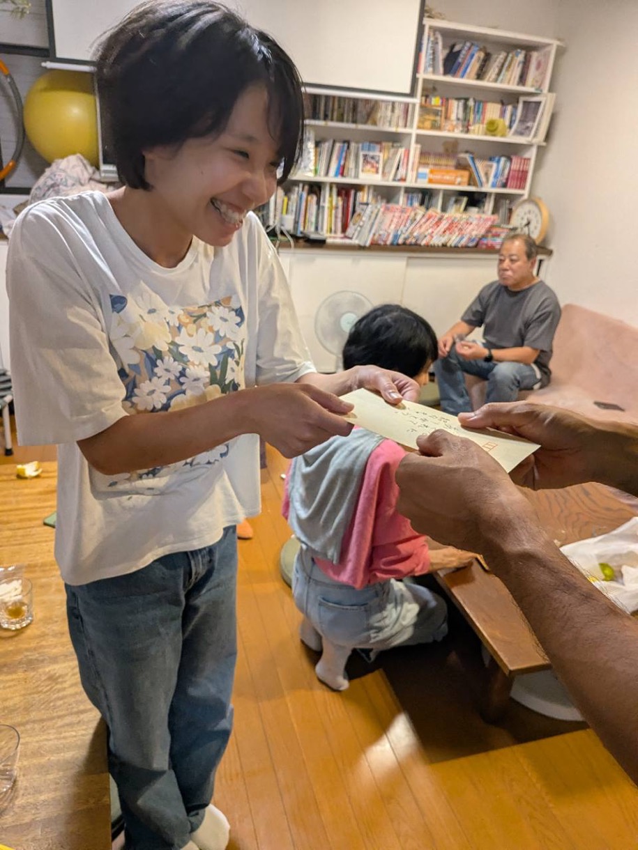 神戸・垂水のシェアハウス和楽居の9月交流会で、笑顔でメッセージを受け取る参加者