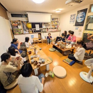 神戸・垂水のシェアハウス和楽居で、9月のご飯を囲んで交流する参加者たち