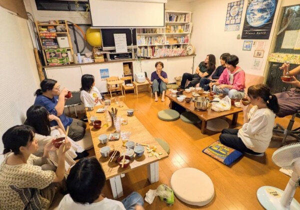 神戸・垂水のシェアハウス和楽居で、9月のご飯を囲んで交流する参加者たち