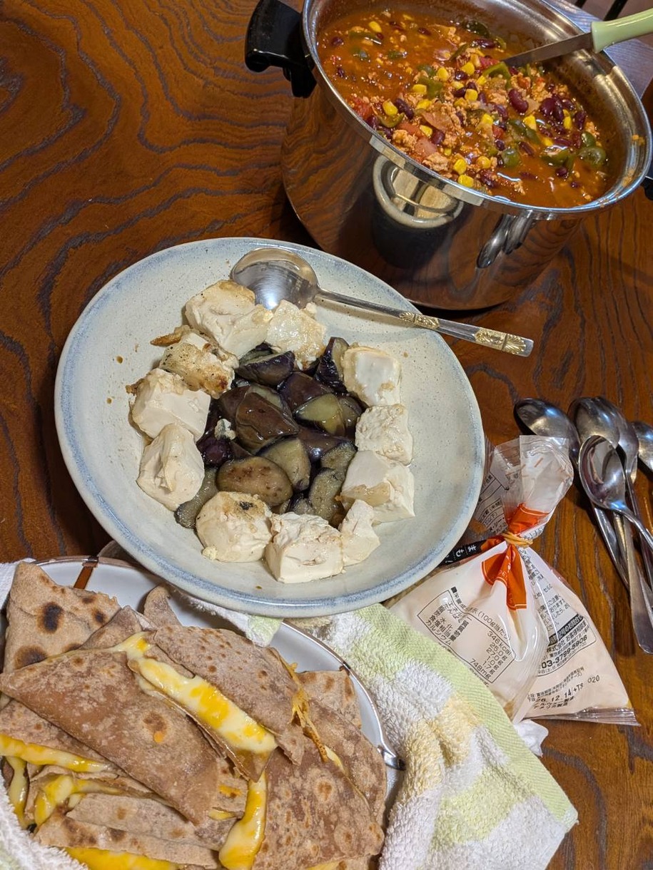 ケサディーヤと具だくさんのスープ、ナスと豆腐のお料理