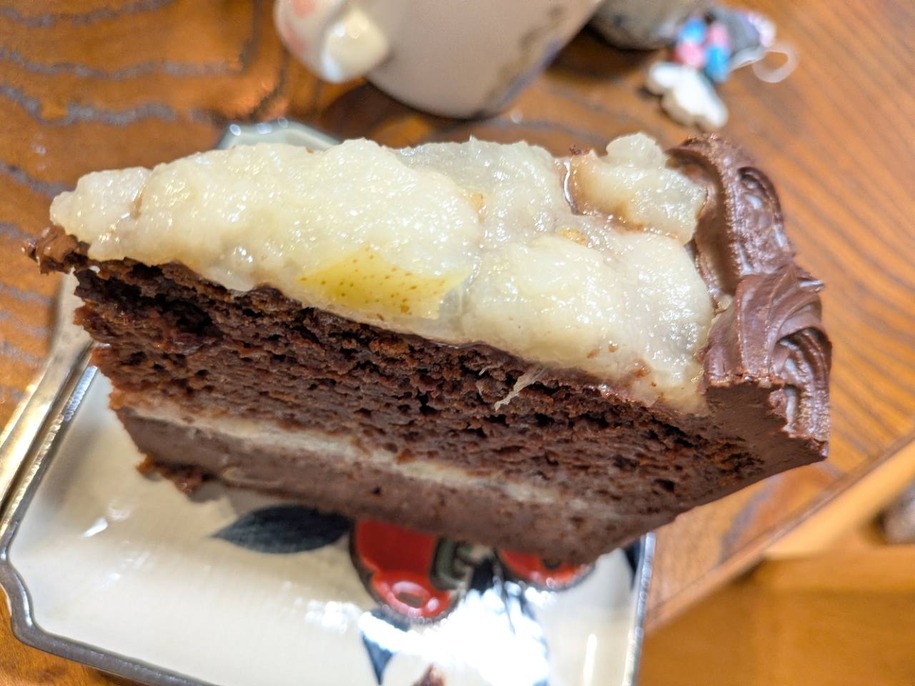 梨とチョコレートのクリームが重なる手作りケーキ