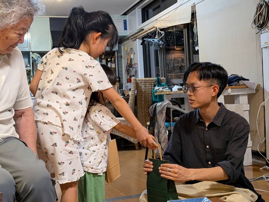 子どもたちからお祝いのプレゼントを受け取るひとこま