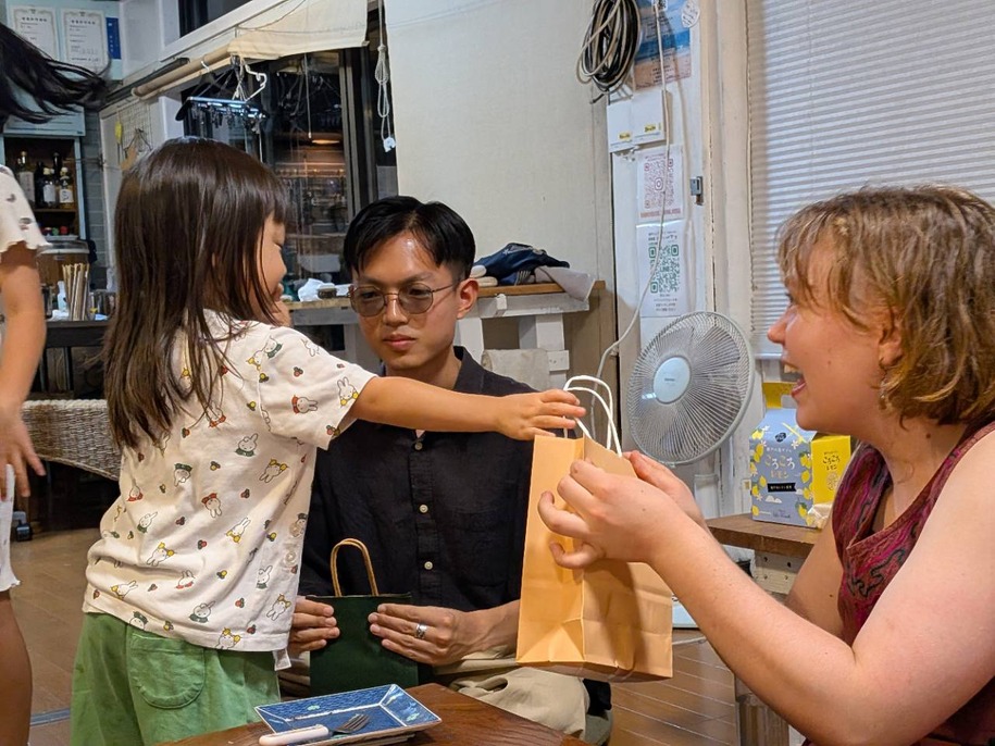 子どもたちからお祝いのプレゼントを手渡すひとこま
